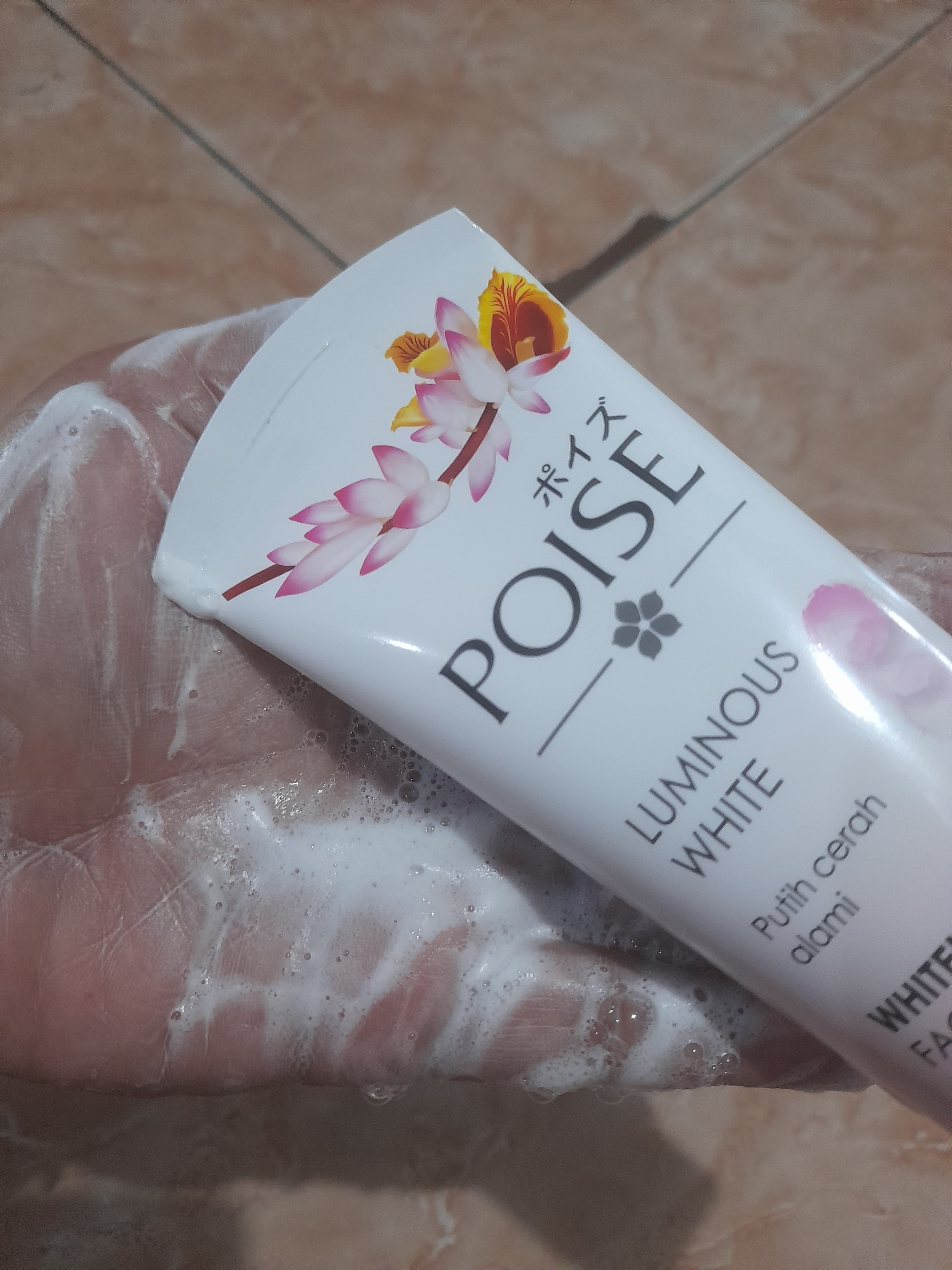 Review Facial Foam Poise Luminous White: Harga Terjangkau, Hasil Maksimal?
