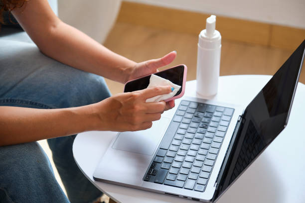 Layar HP Kotor Bikin Ilfeel? Jangan Bersihin Pakai Air Biasa, Pakai Produk Satu Ini