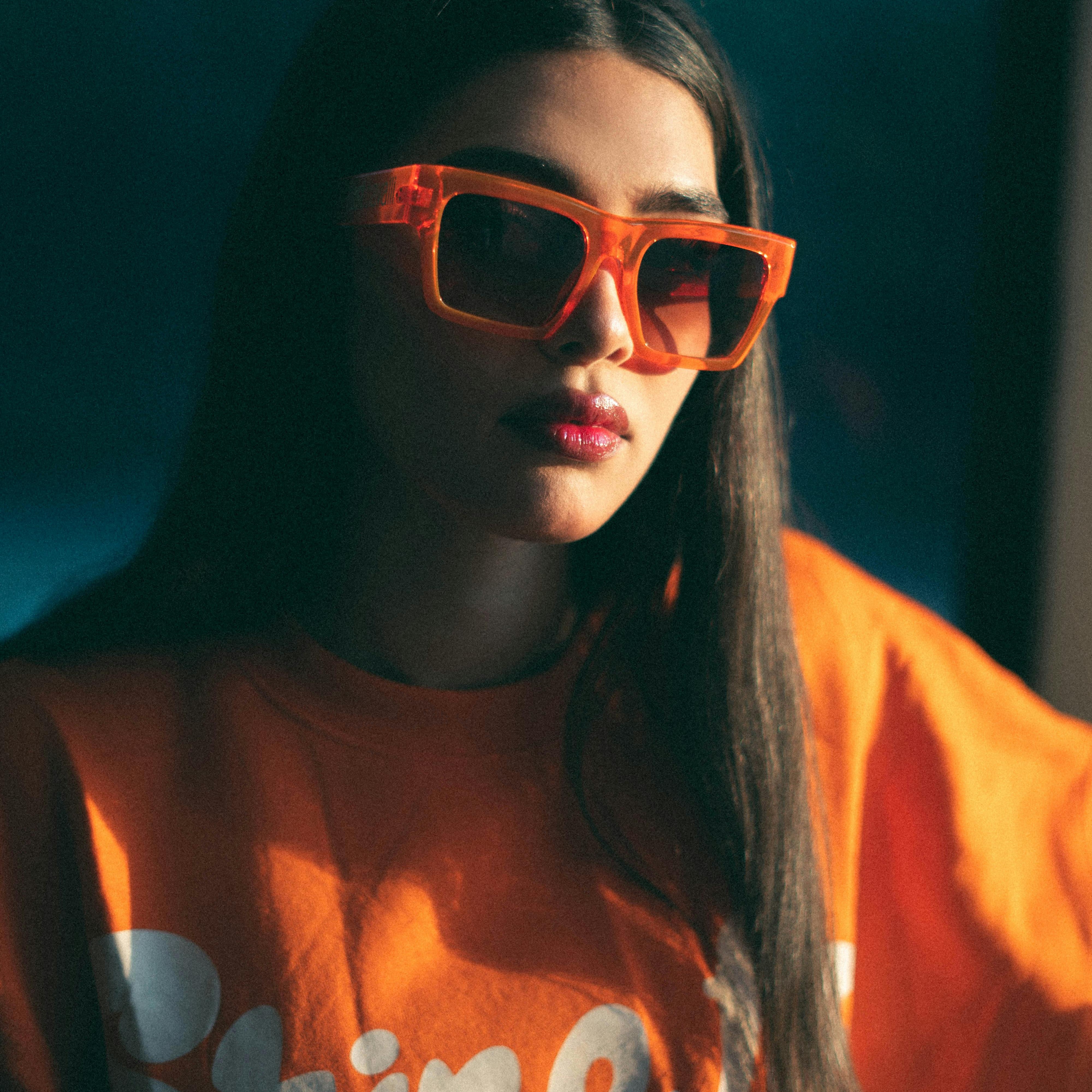 Outfit Anak Skena Simpel Tapi Keren dengan Kaos Oversized Warna Gelap