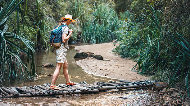 Suka Healing ke Alam? Ini Cara Pilih Sandal yang Nyaman Buat Trekking
