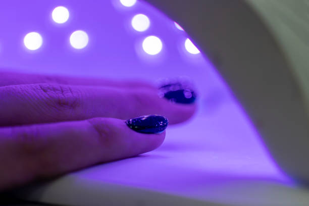 Pecinta Nail Art Wajib Tahu! Ini 5 Kesalahan Saat Pakai Pengering Kutek UV yang Harus Dihindari