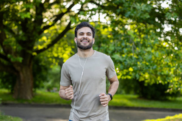 5 Tips Jogging Aman di Jalan Meskipun Pakai Headset
