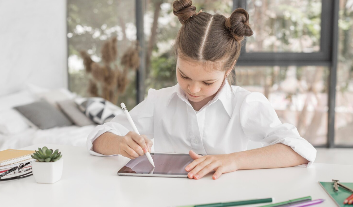 Tablet vs Laptop: Mana yang Lebih Efektif untuk Sekolah Belajar Online?