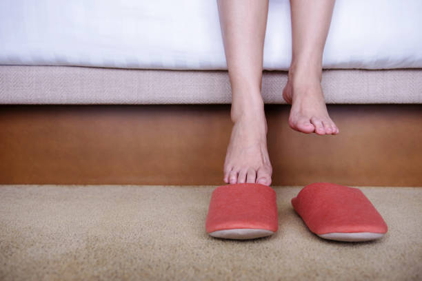 5 Alasan Mengapa Sebaiknya Kamu Pakai Sandal Rumah di Hunian