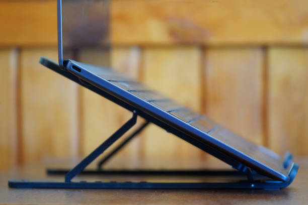 Tips Menggunakan Stand Laptop agar Posisi Duduk Lebih Ideal