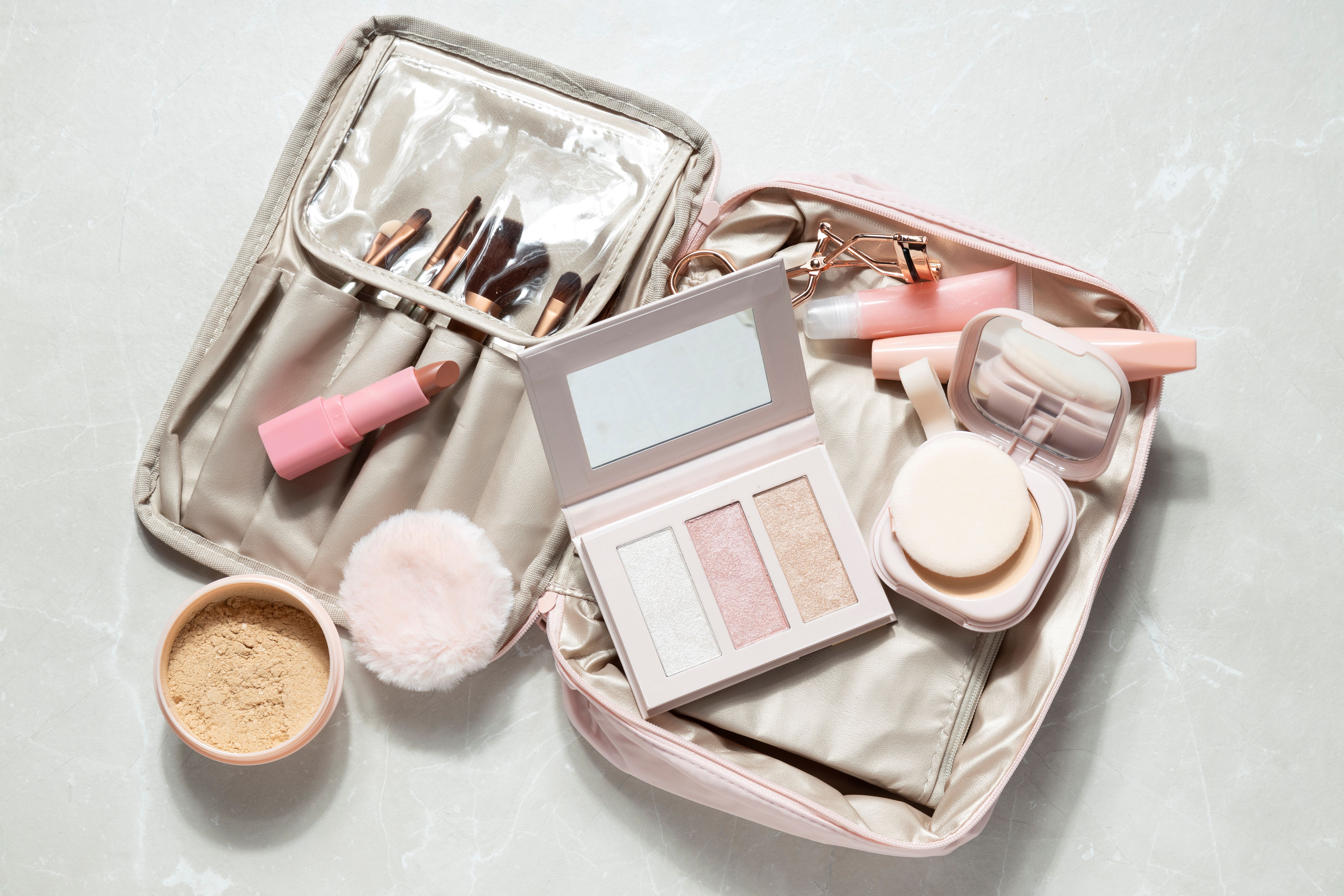 Tips Packing Makeup yang Aman Agar Tidak Berantakan Saat Traveling