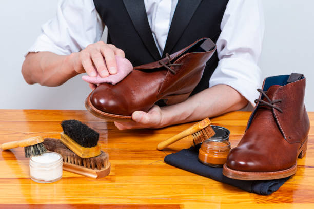 Cara Mudah Membersihkan Sepatu Kulit Pria dalam 4 Langkah
