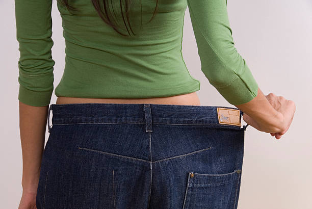 7 Trik 'Ngakalin' Celana Jeans yang Kegedean, Simpel!