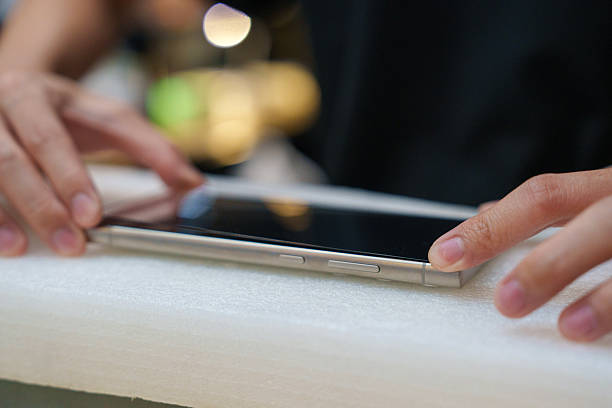 Tips Memasang Tempered Glass HP Sendiri Tanpa Gelembung, Nggak Susah Kok!