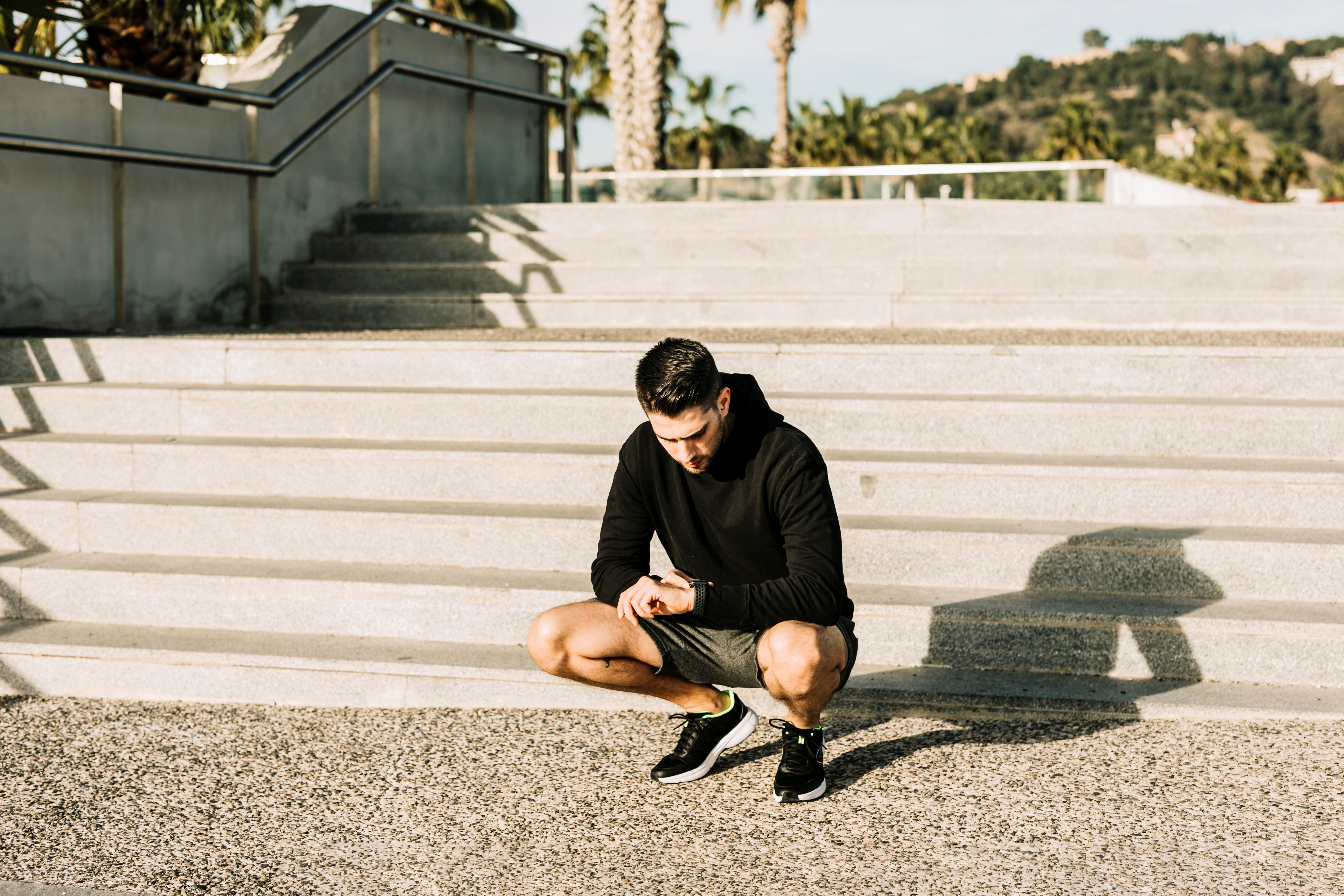 Bukan Cuma Buat Sekolah! Begini Cara Sneakers Hitam Jadi Fashion Statement Untuk OOTD Kamu
