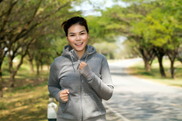 10 Tips Memilih Jaket Olahraga Wanita Biar Terlihat Lebih Langsing