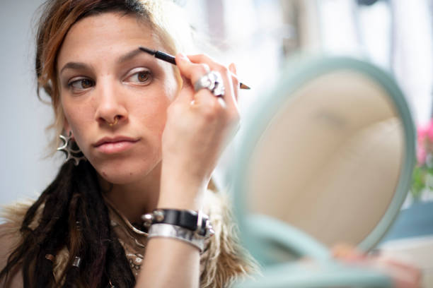 Cara Menggambar Alis Natural dengan Eyebrow Pencil untuk Pemula