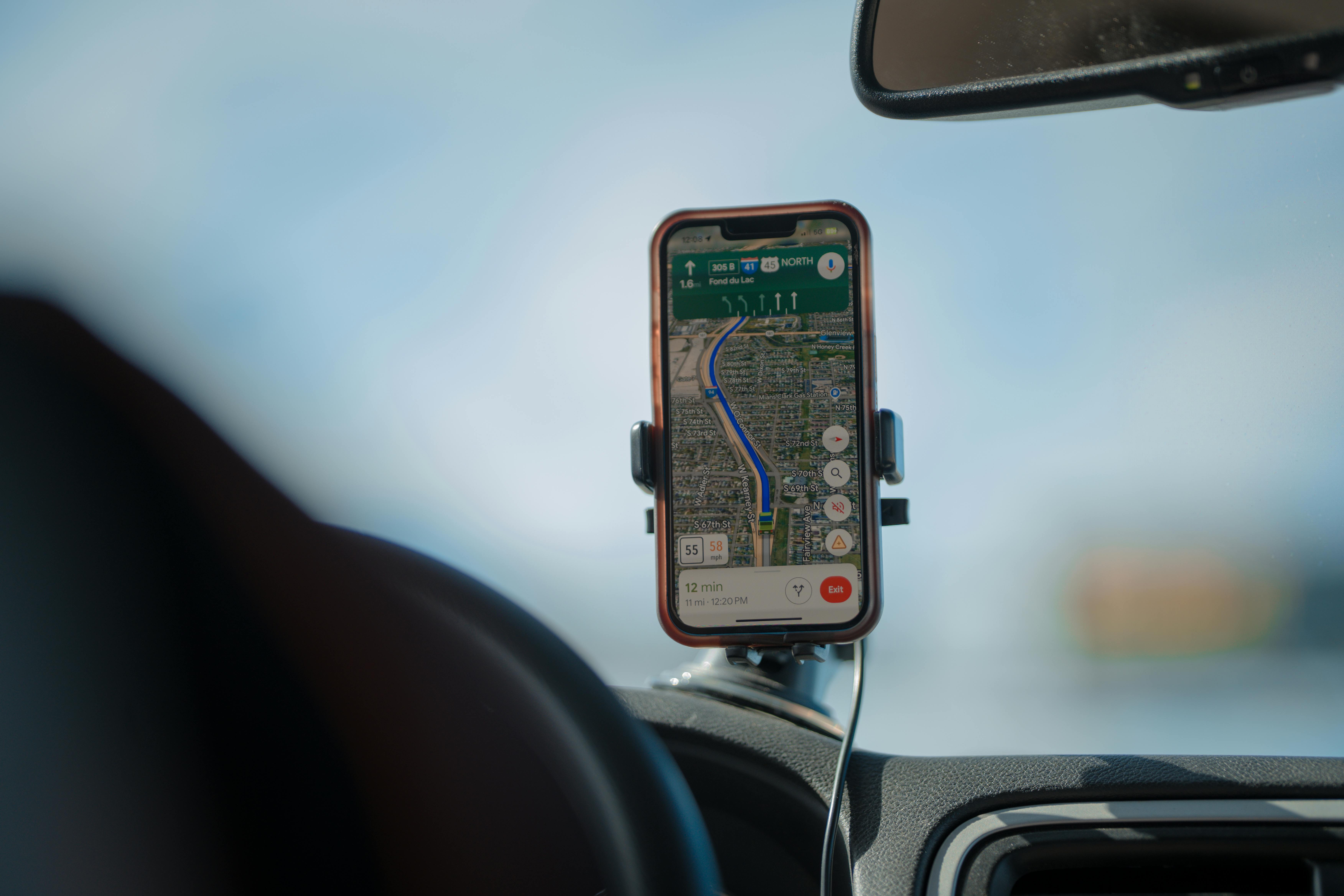 Tipe Phone Holder Magnetik vs Jepit, Mana yang Lebih Aman?