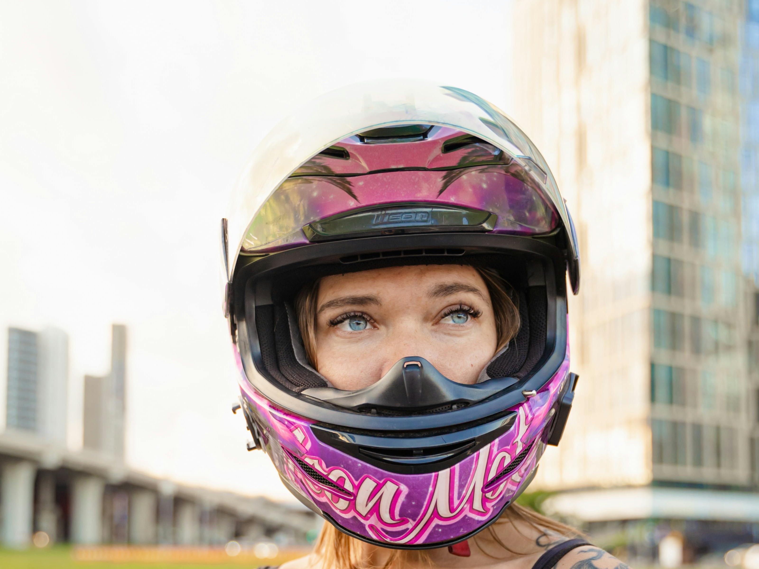 Bukan Buat Gaya, Ini Fungsi Penting Headset Helm untuk Pengendara Motor