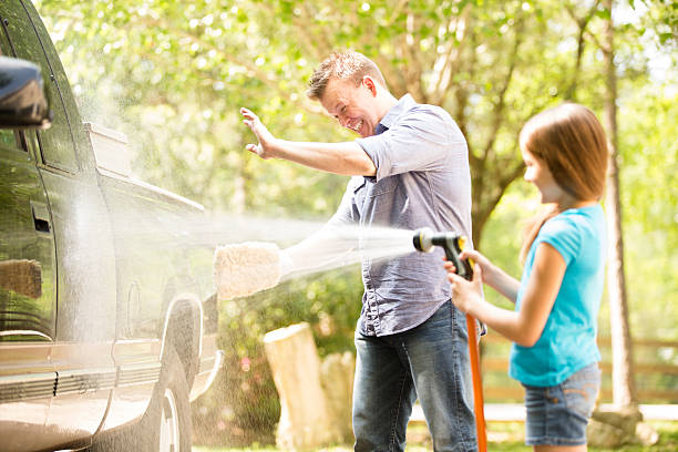 Cara Cuci Mobil Mandiri di Rumah untuk Persiapan Long Weekend