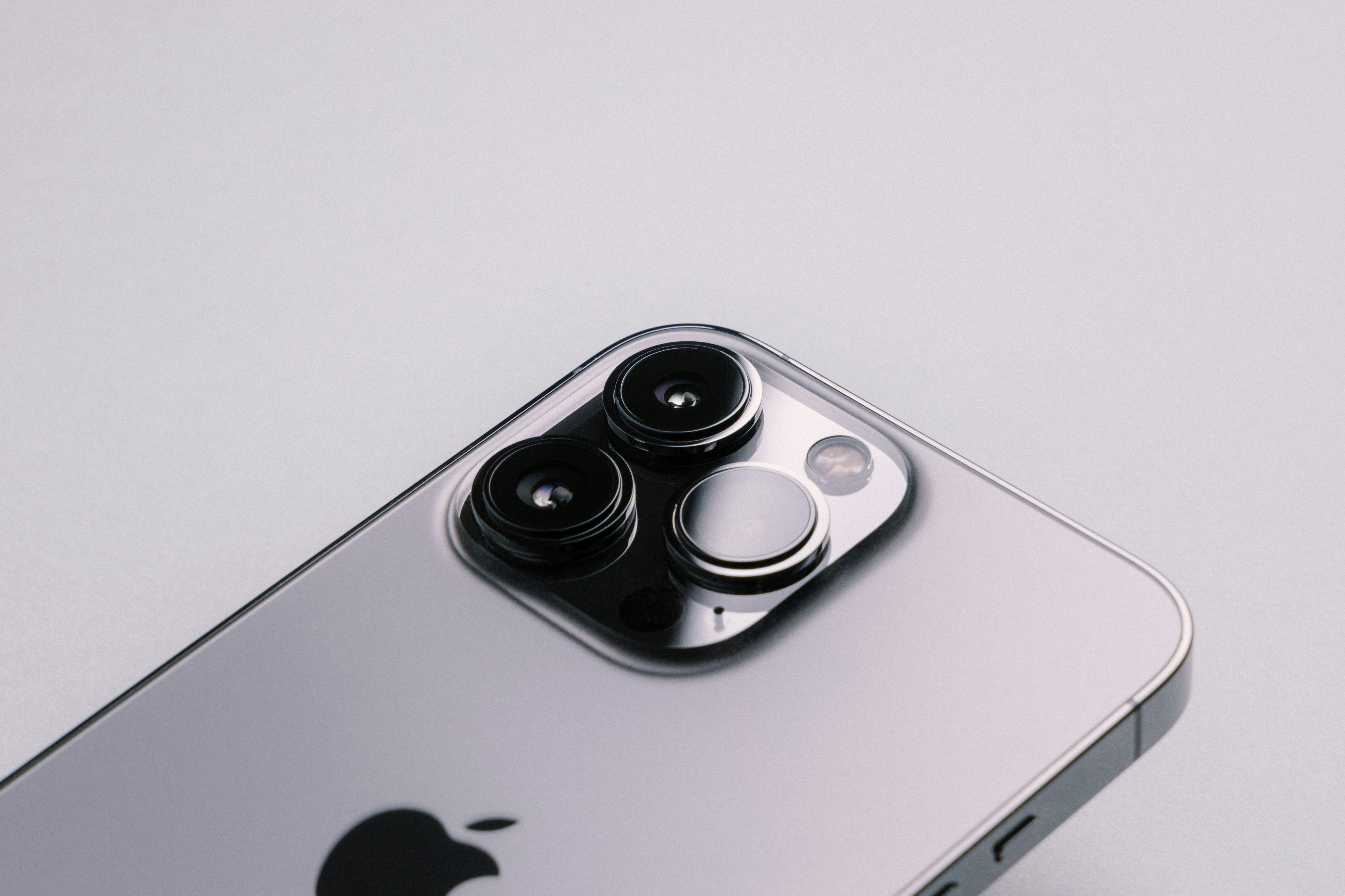 Teknologi Sensor Shift OIS pada iPhone 13 untuk Hasil Foto Lebih Stabil