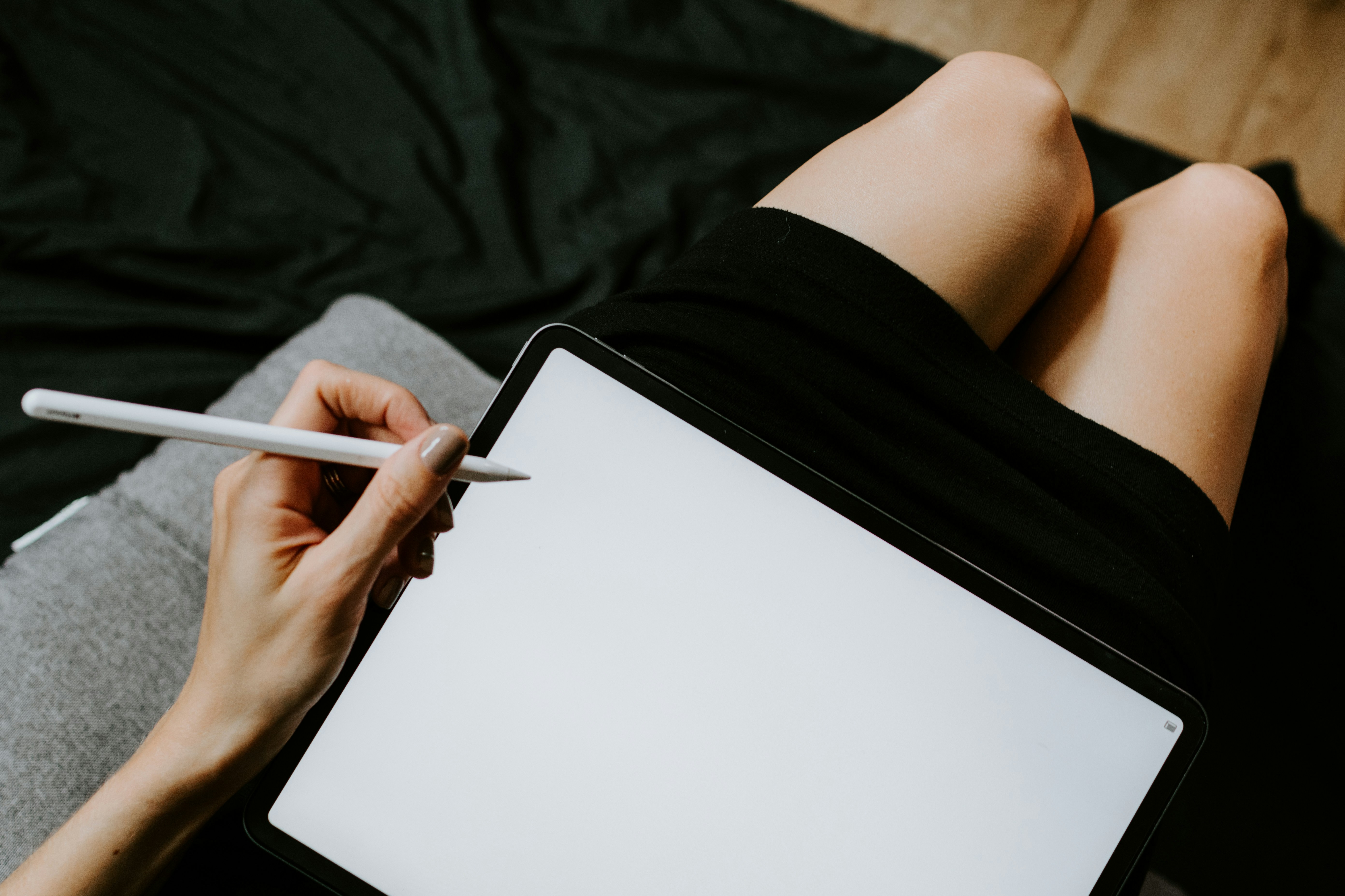 Resiko Leher Kaku! Ini 5 Tips Duduk Paling Pas Saat Kerja Pakai Tablet