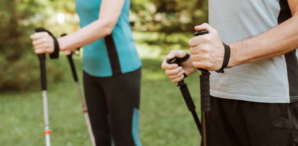 5 Cara Mengatur Panjang Trekking Pole yang Benar Biar Nggak Capek