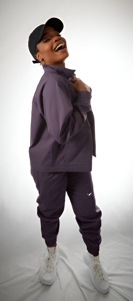 5 Inspirasi Outfit dengan Track Jacket, Bikin Gaya Makin Keren