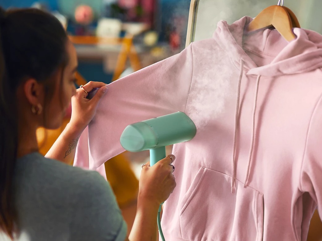 Hanya 5 Menit! Baju Jadi Rapi dengan Setrika Uap Portable