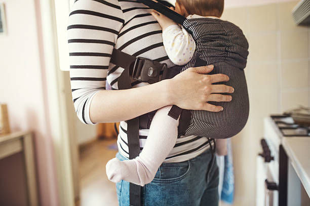 Mau Menggendong Bayi agar Tidak Cepat Capek? Ini 5 Tipsnya