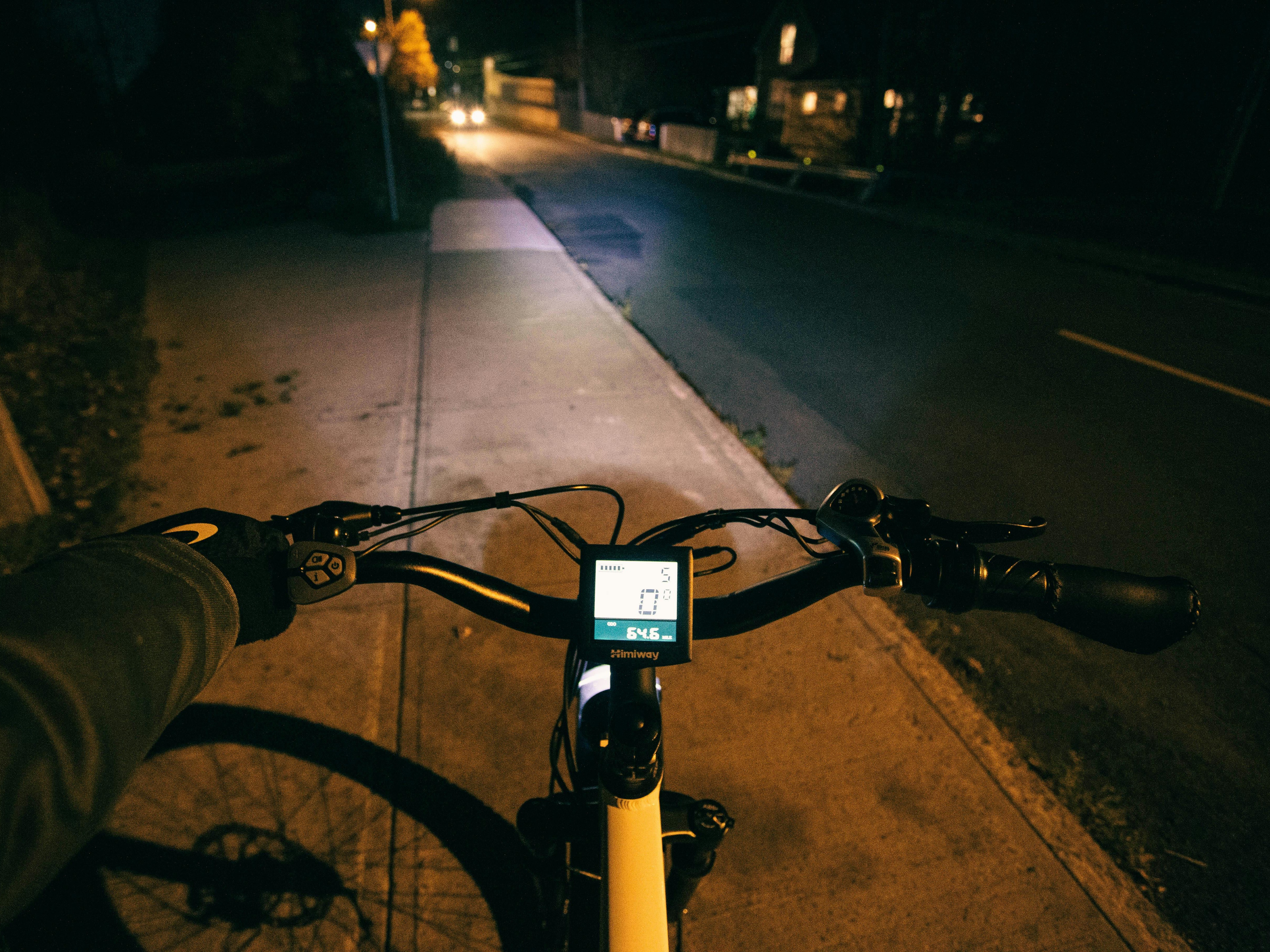 5 Tips Gowes Malam & Jarak Jauh, Biar Aman dan Tetap Fit