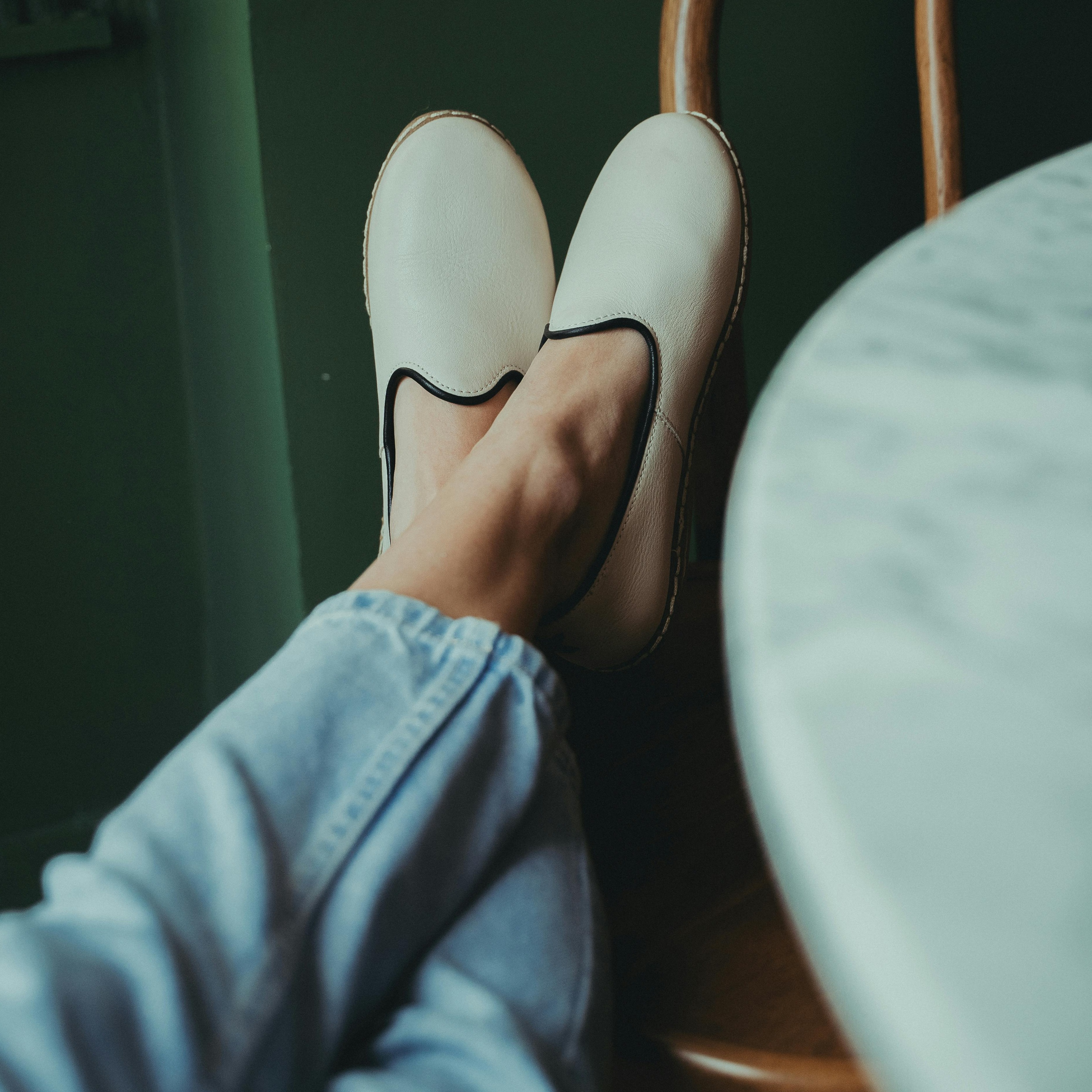 Tinggal Selip, Langsung Stylish! Kelebihan Sepatu Slip On yang Jarang Dibahas