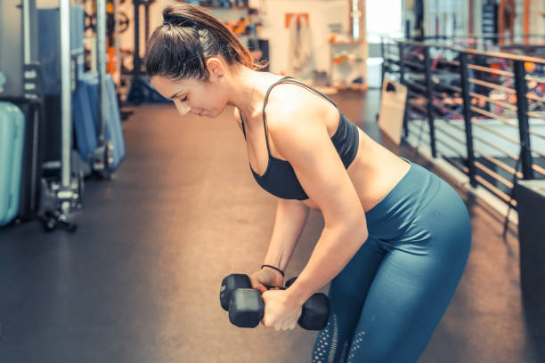 7 Latihan Sederhana Pakai Dumbbell Buat Bentuk Otot di Rumah