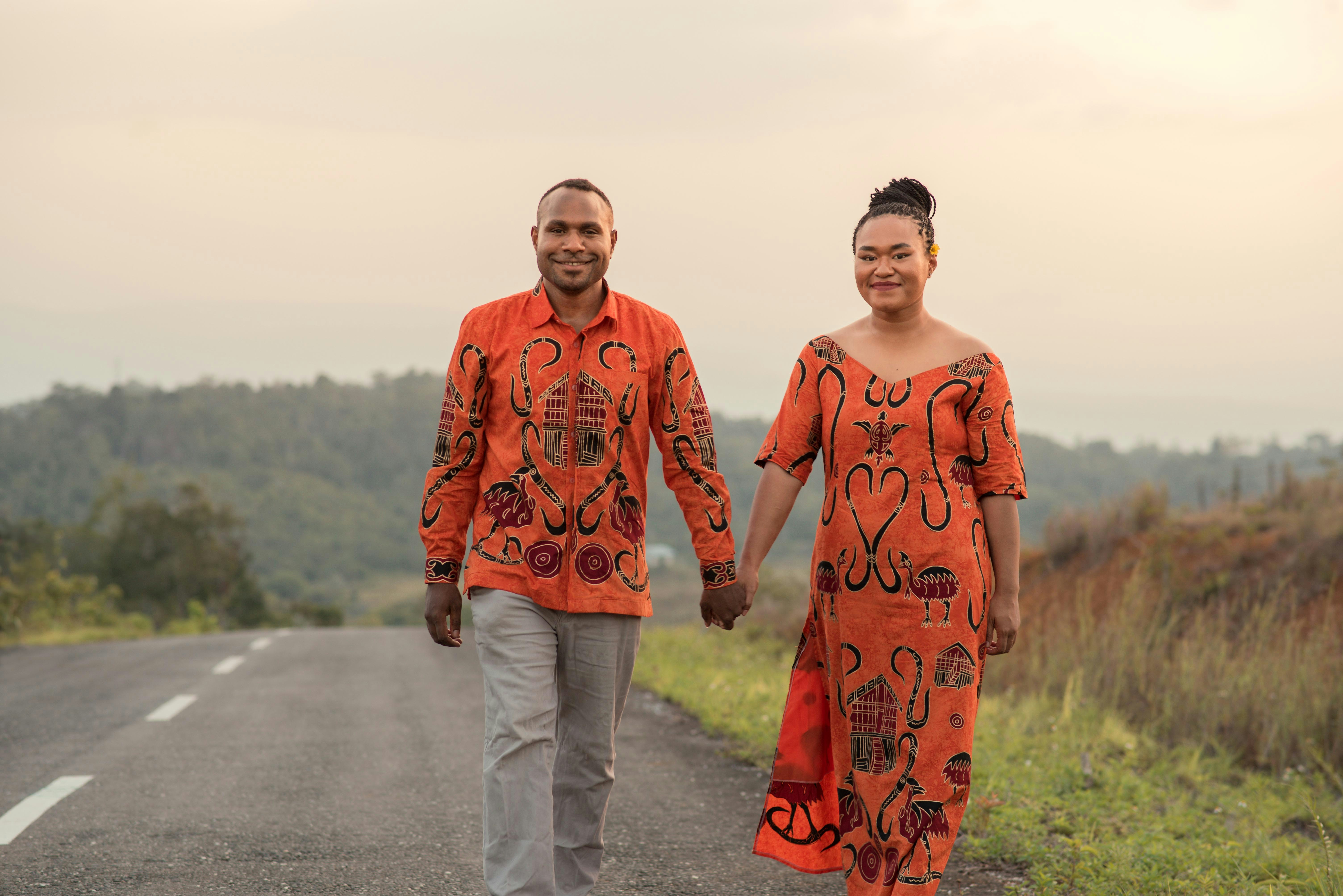 Bikin Iri! Tampil Kompak dengan Baju Batik Pasangan