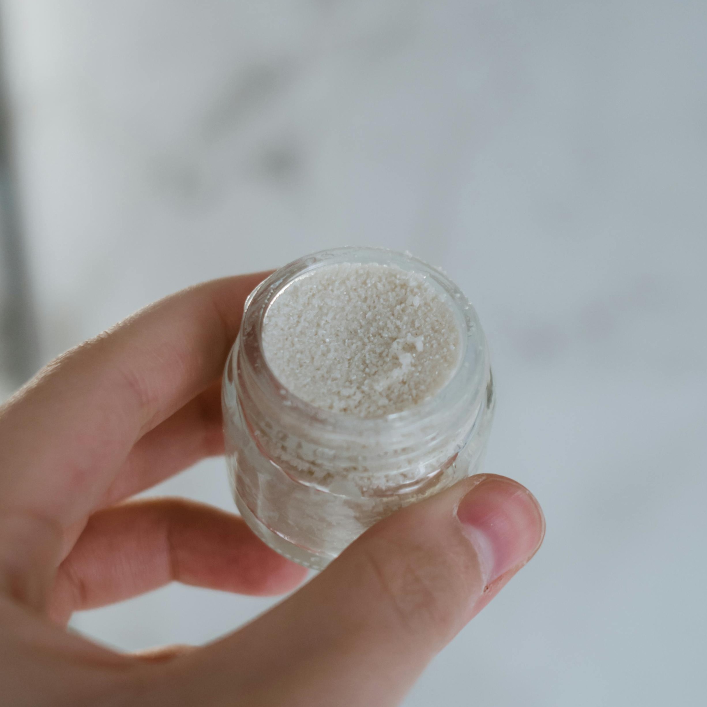 Awas, Jangan Salah! Kenali Manfaat Scrub Bibir untuk Bibir Sehat