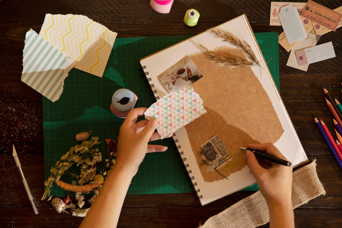 Mengenal Scrapbook, Hobi Kreatif yang Membuat Kenangan Lebih Bermakna