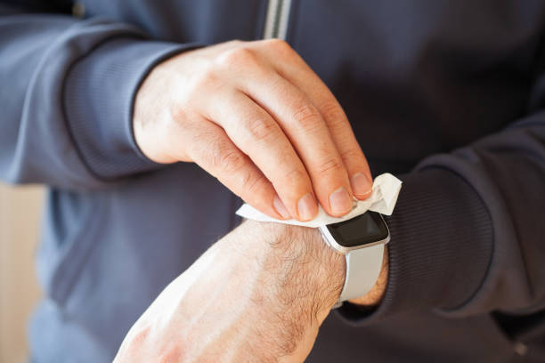 Cara Membersihkan Smartwatch Setelah Aktivitas Outdoor Tanpa Bikin Rusak