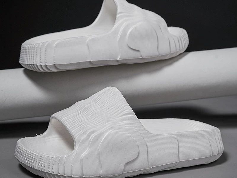 Alas Kaki Serbaguna: Sandal Unisex Tebal yang Lagi Hits