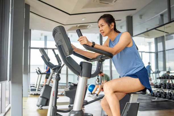 Mau Bikin Gym di Rumah? Kenali Beda Elliptical Trainer & Exercise Bike!