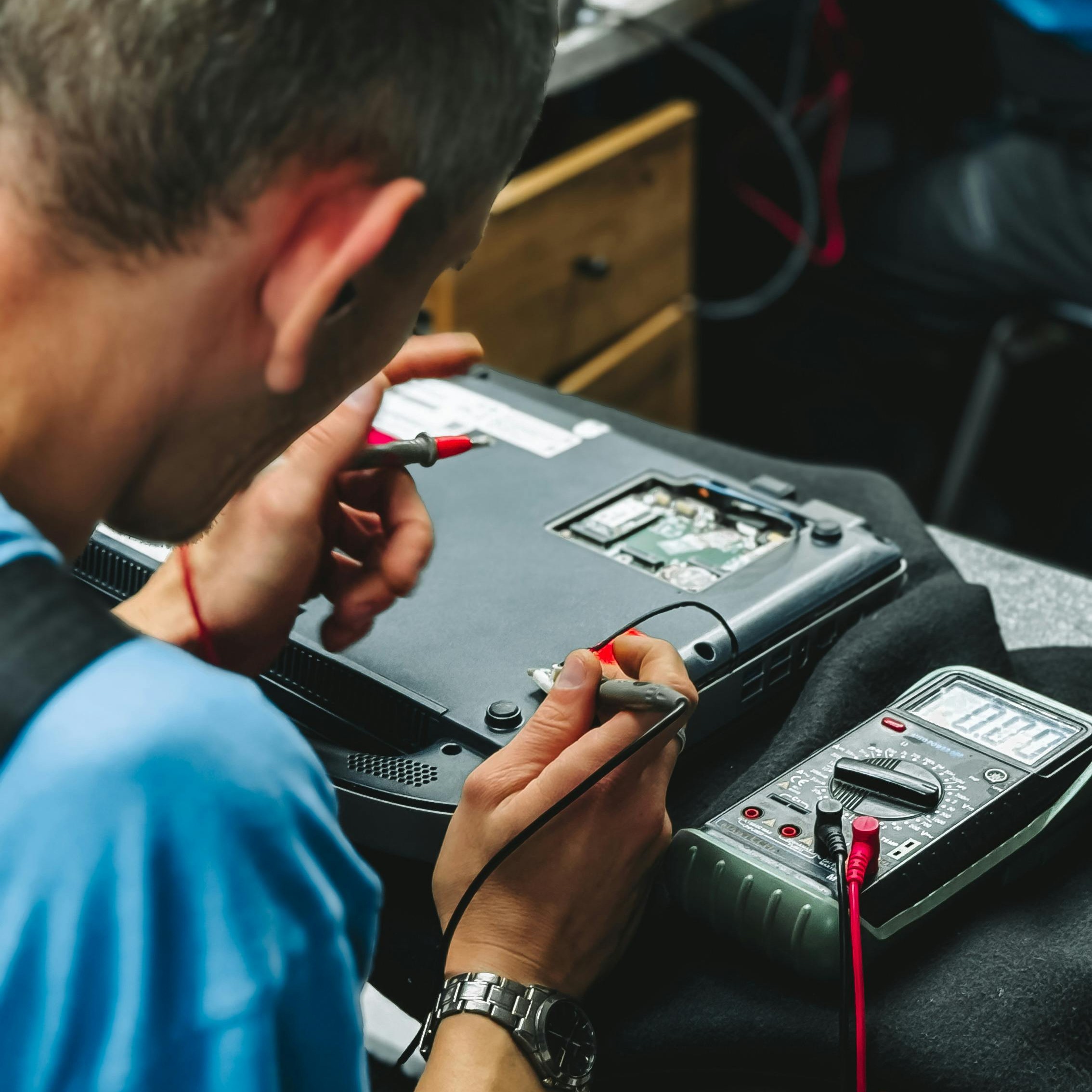 Stop Main-Main sama Listrik! Ini Pentingnya Multimeter Digital yang Kamu Nggak Tahu
