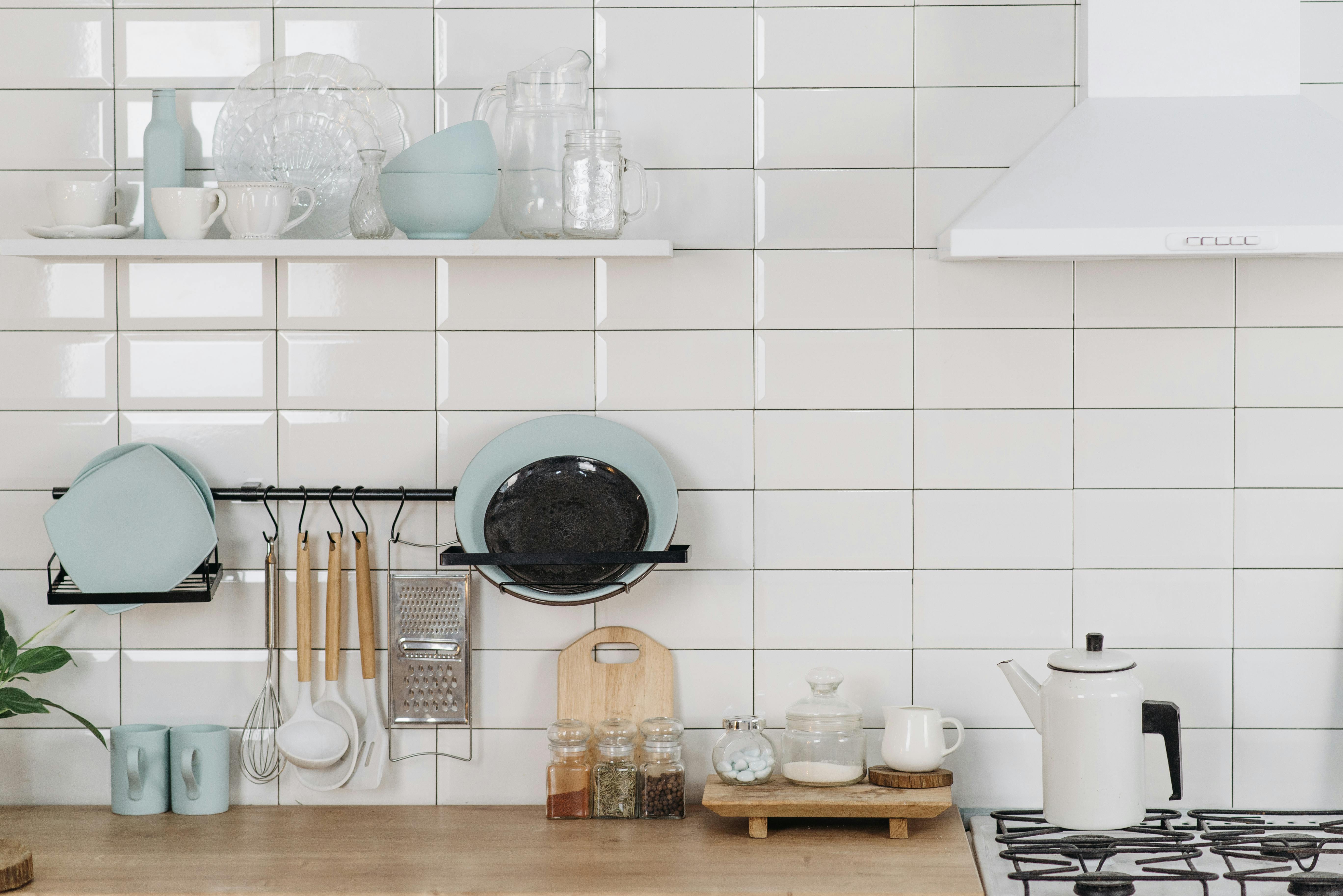 Pilih Teko Listrik atau Ketel Kompor? Panduan Buat Dapur Mungil