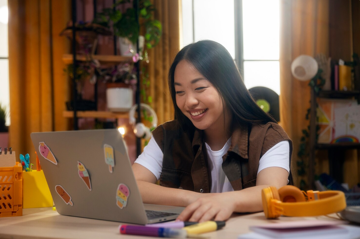 5 Tips Memilih Laptop Standar Tapi Andal untuk Anak Kuliah dan Pekerja Kantoran