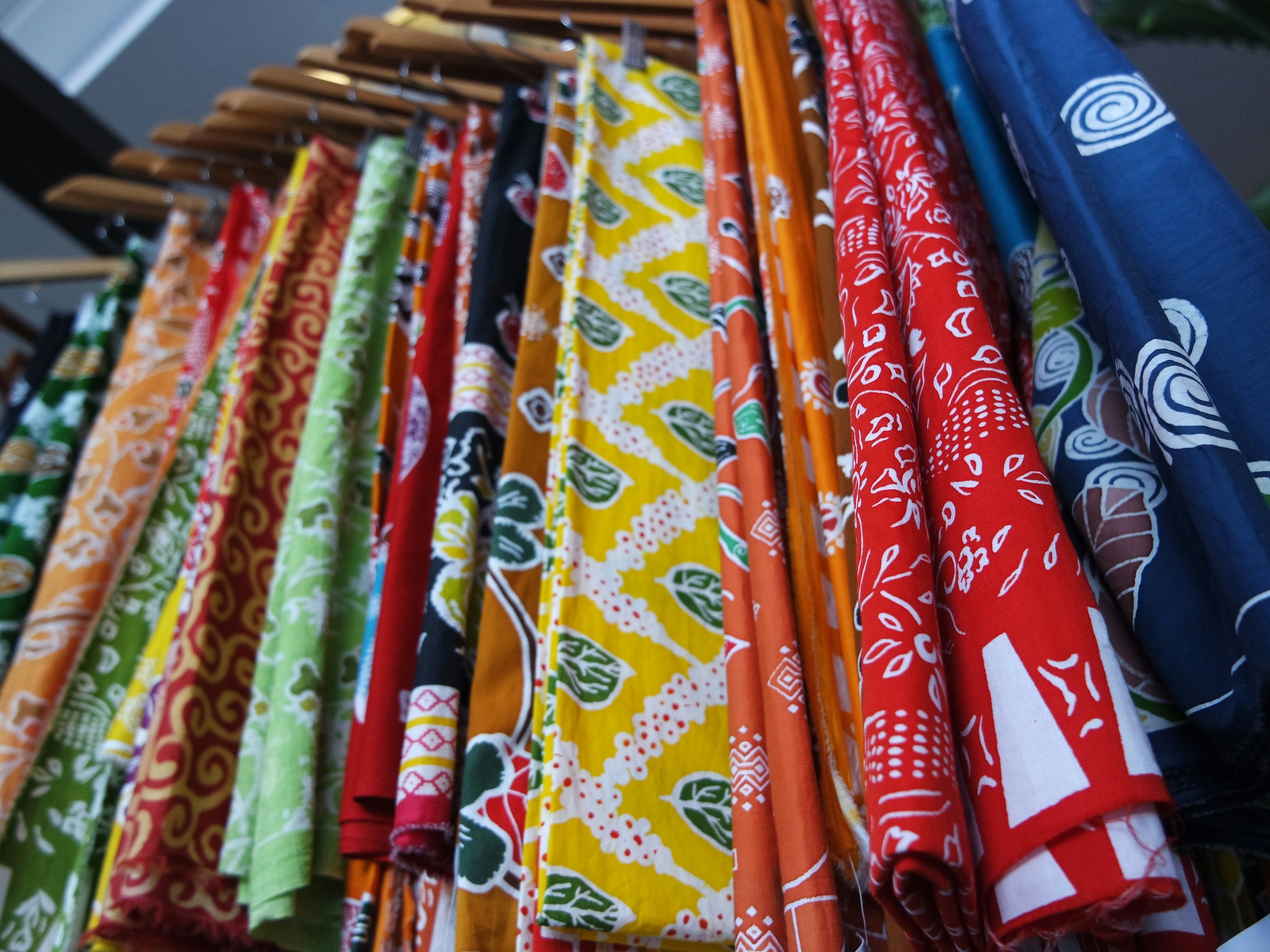 Kemeja Pria Batik Lengan Panjang & Pendek, Siap Bikin Kamu Jadi Pusat Perhatian!