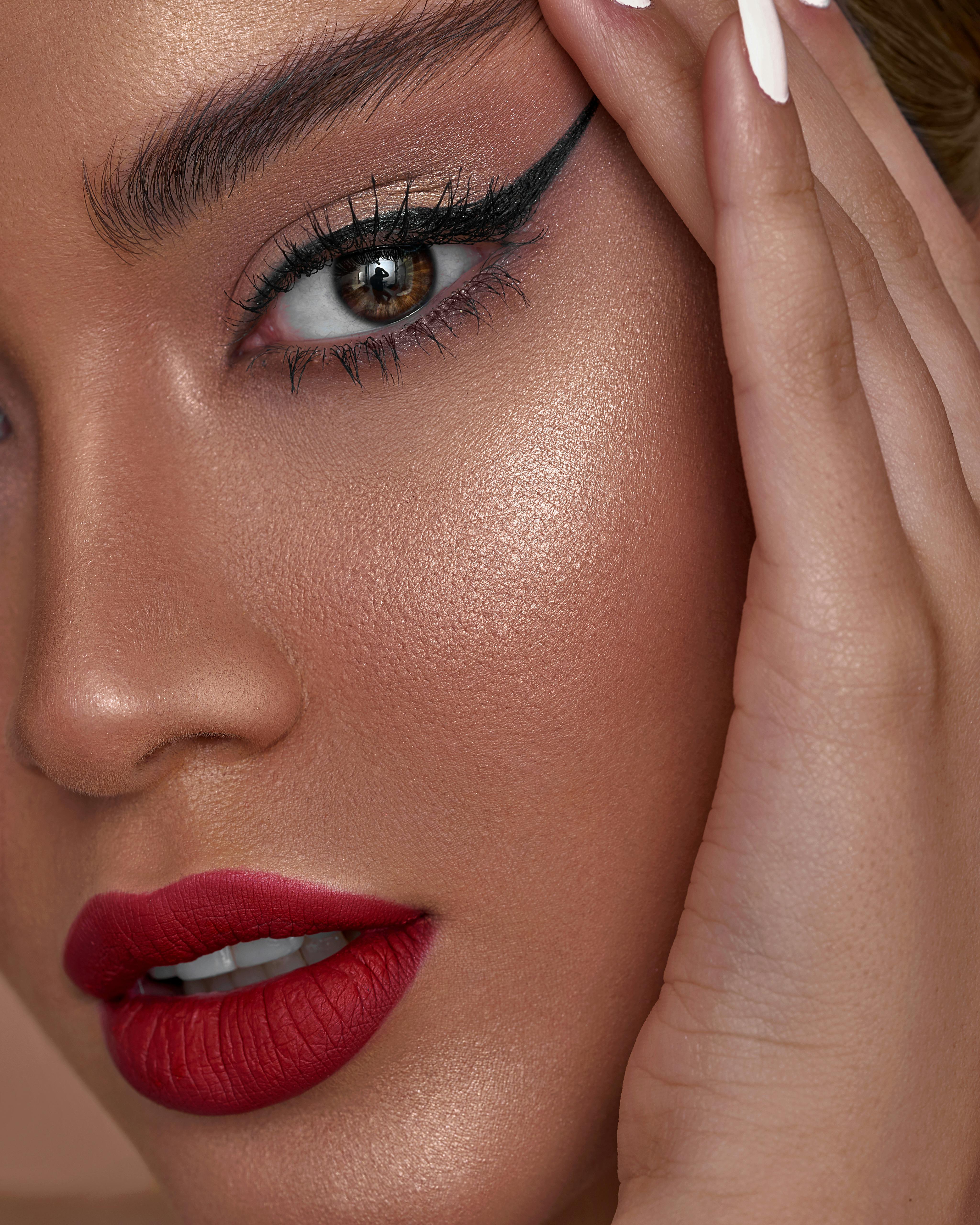 Bukan Cuma Bibir! 5 Life Hack Lip Balm Ini Bikin Makeup Sempurna