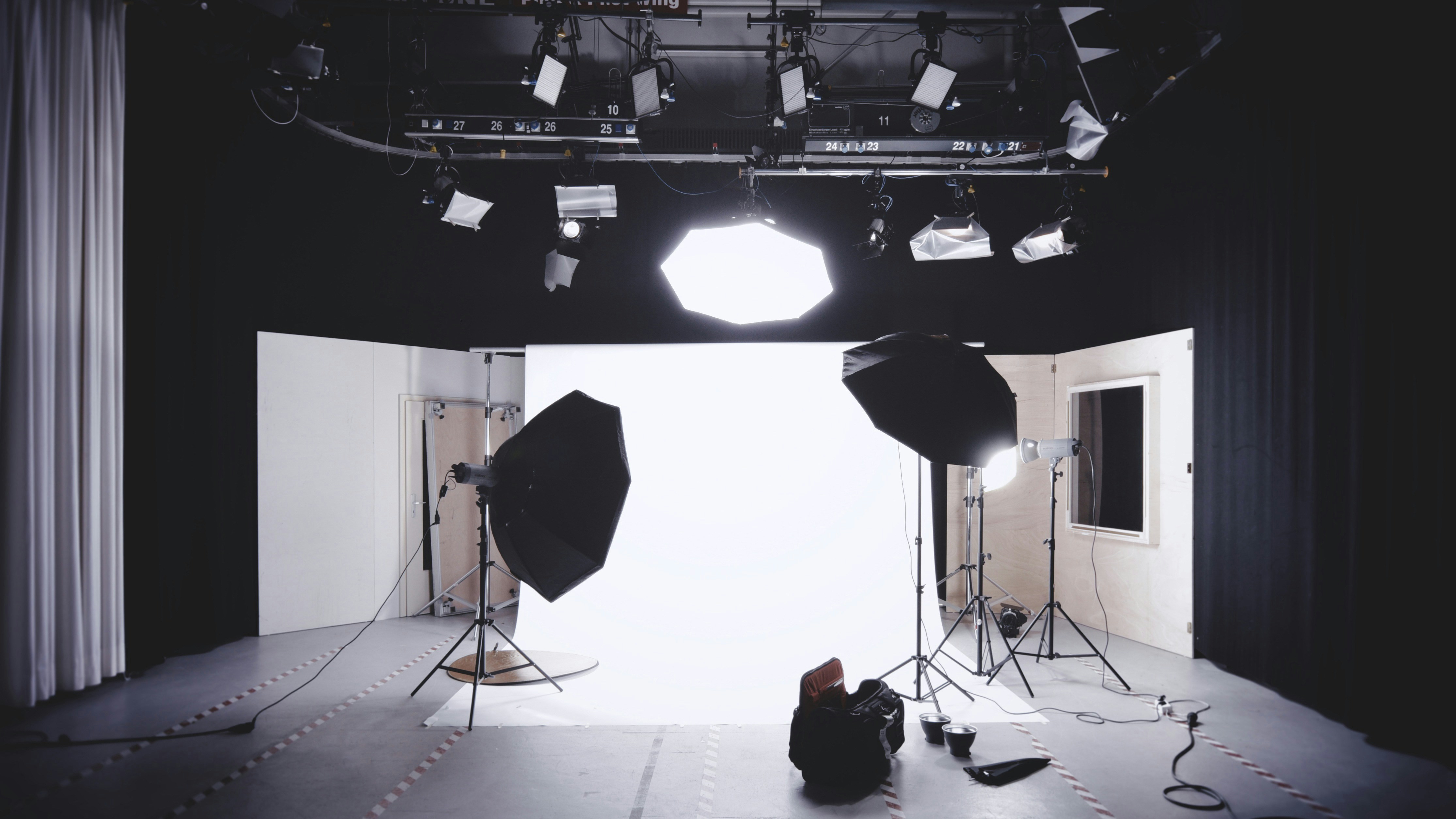 Nggak Punya Studio Mahal? 5 Trik Rahasia Foto & Video Jernih dengan Softbox