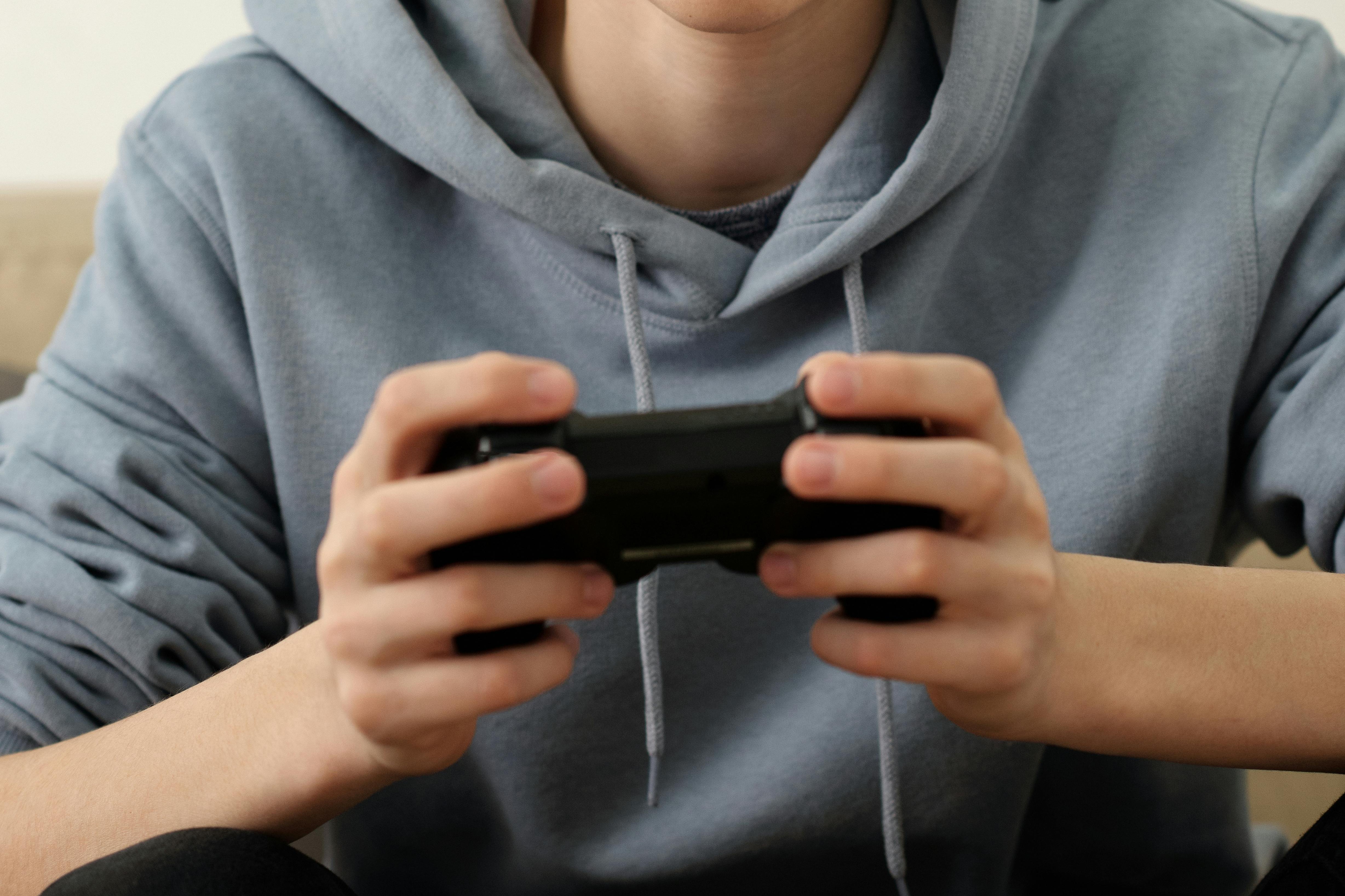 Gamepad Simetris vs. Asimetris? Pilih Desain Controller Ternyamanmu!