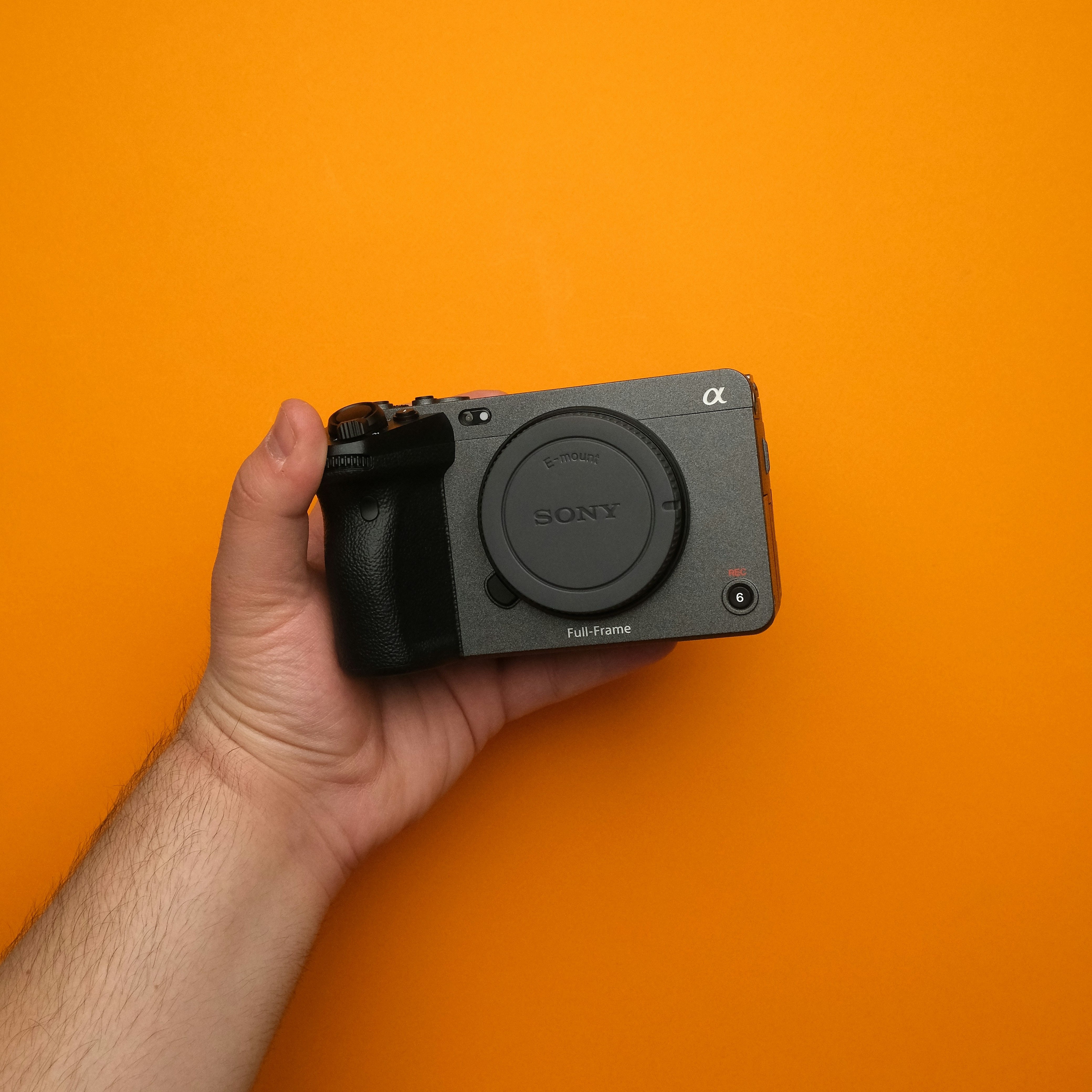 Gak Pakai Ribet! Kendalikan Ponsel dan Kameramu Sekaligus dengan Remote Shutter Universal Ini