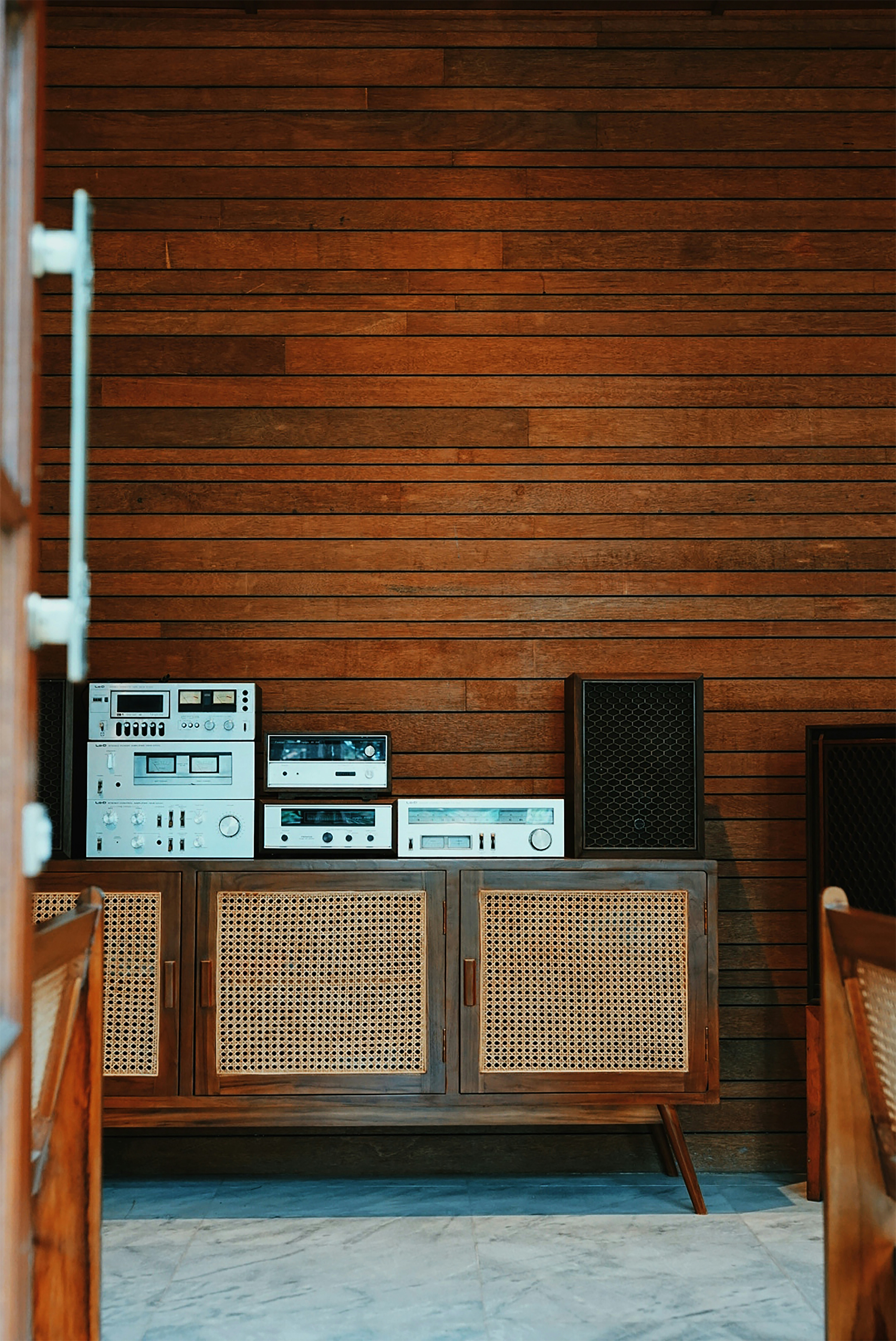 Punya Bluetooth Speaker Retro? Coba Taruh di 5 Tempat Ini, Dijamin Makin Keren!
