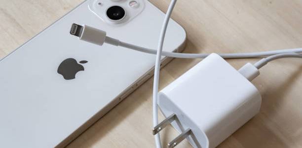 Mengapa Adaptor Resmi Dari iPhone Hanya Mentok di 20W? Ini Alasannya