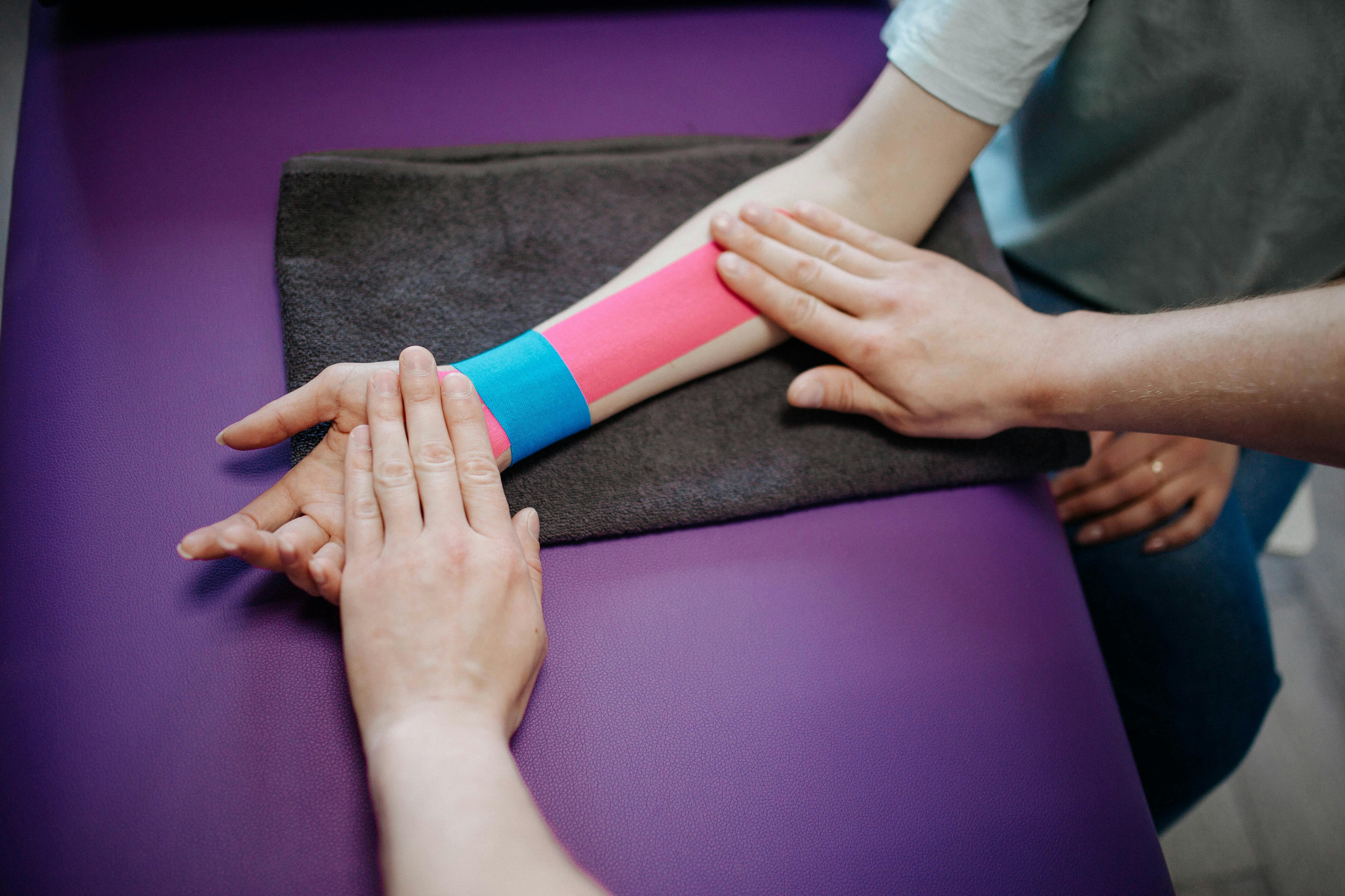 Cedera Ringan? Kinesio Tape Jawabannya! Cara Kerja yang Bikin Heran