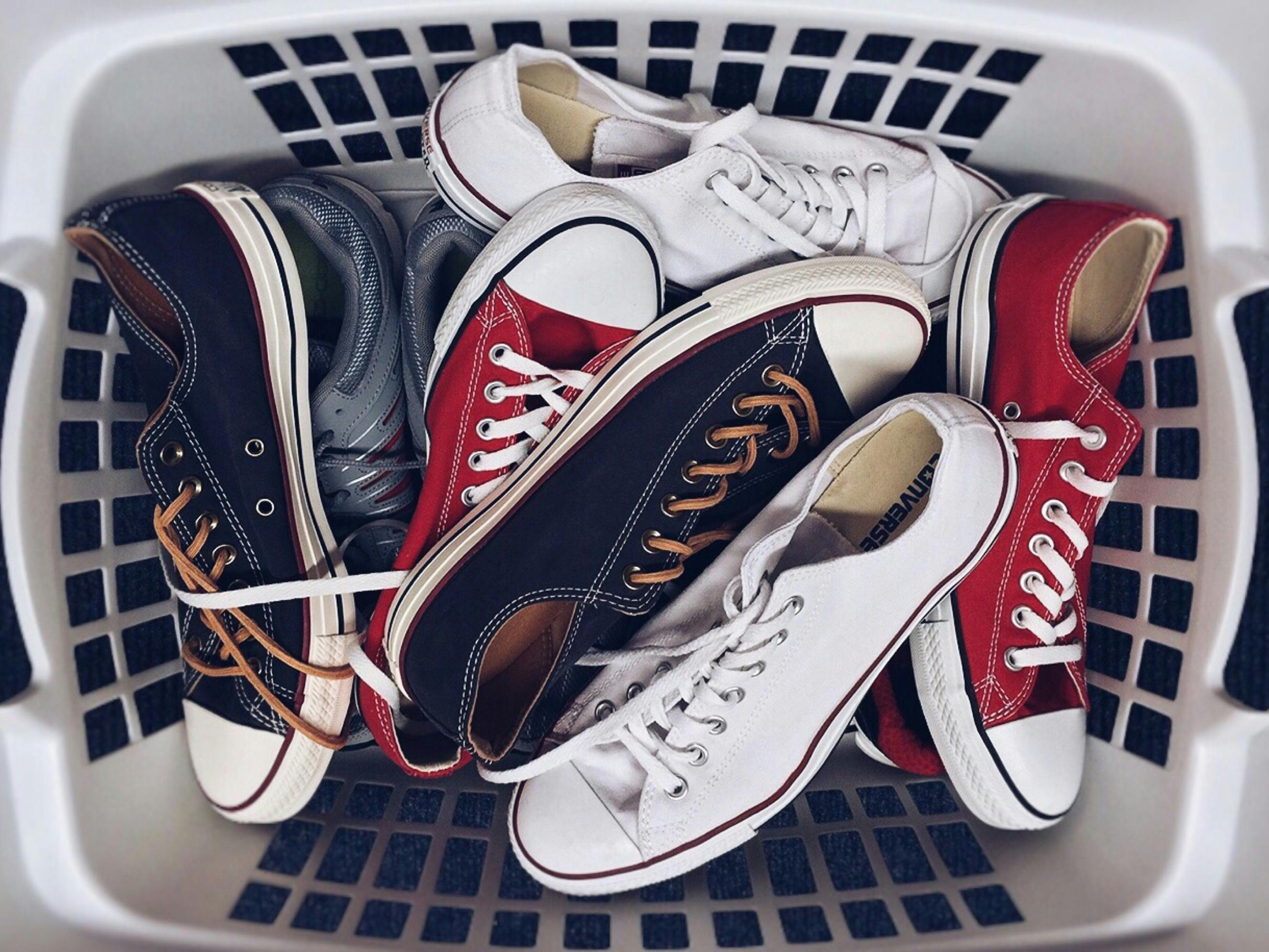 Nggak Perlu Beli Baru, Upgrade Sepatumu Pakai Cat Sepatu Canvas