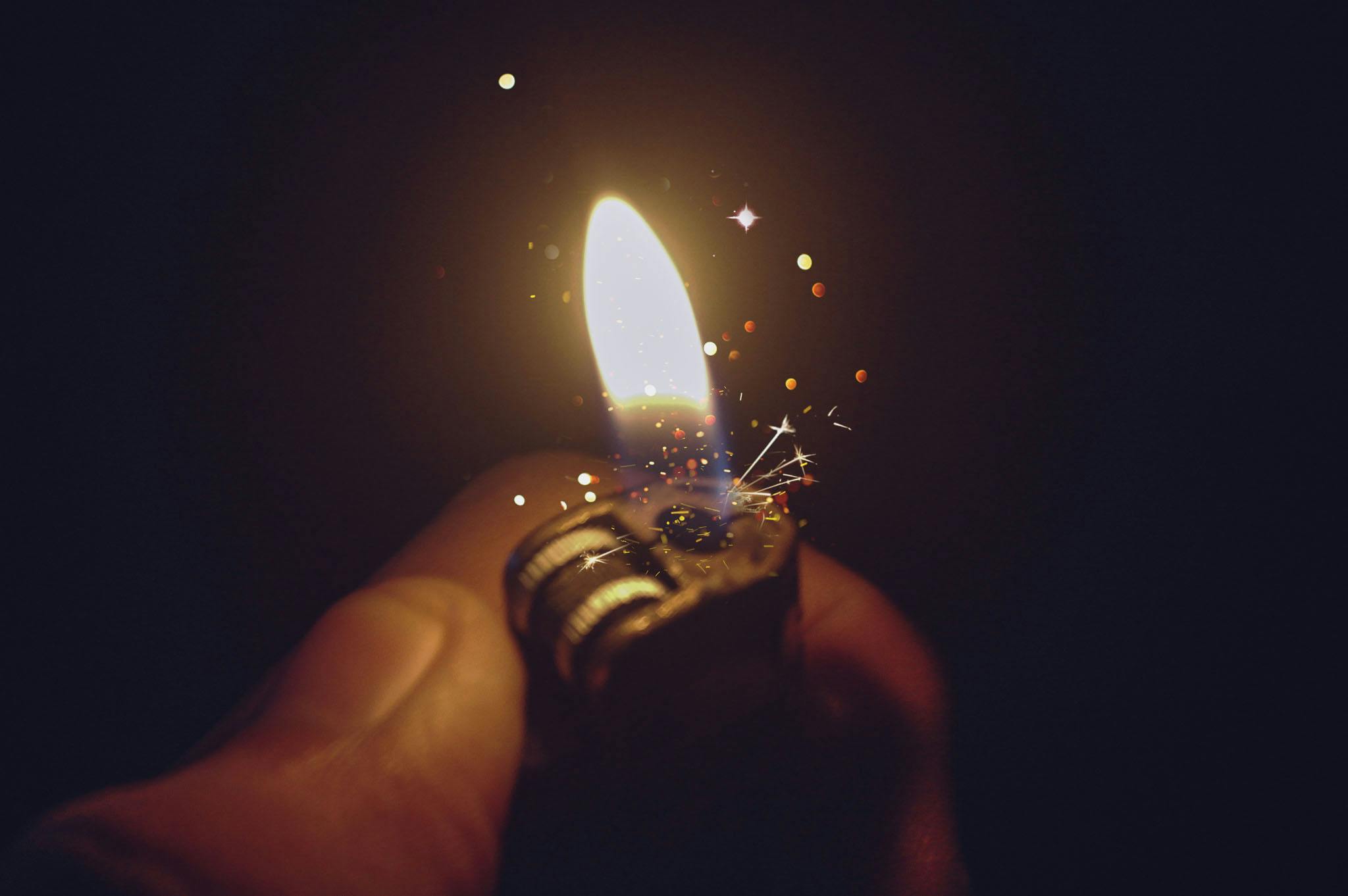 Tinggalkan Korek Api Jadul! Ini 5 Alasan Kenapa Kamu Wajib Beralih ke Korek Api Elektrik