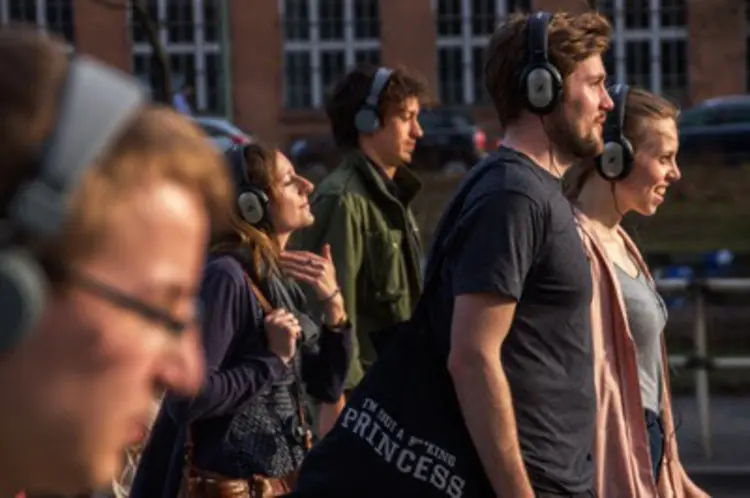 Berapa banyak orang yang suka mendengarkan musik dengan headphone? | Hati-hati, jangan memakai headp