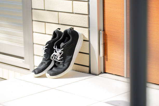 Sepatu Bau Bukan Salah Kamu, Tapi Cara Rawatnya yang Perlu Diubah