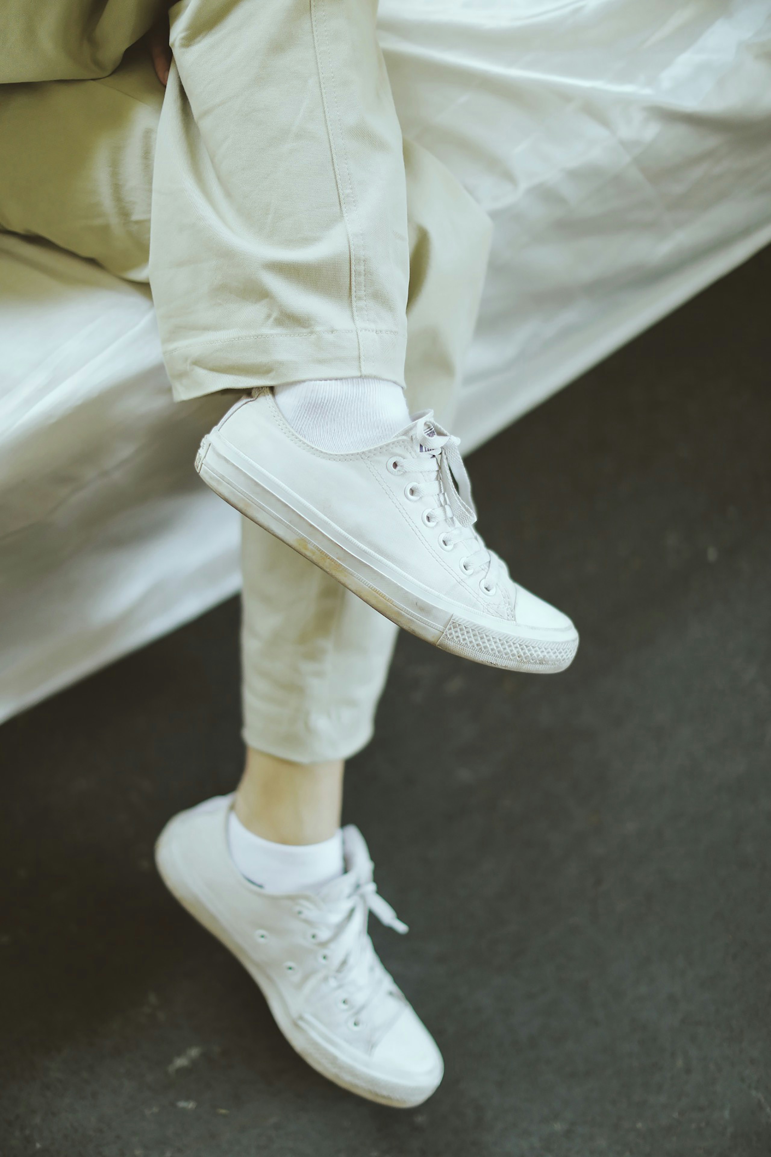 Stop Beli Sepatu Banyak! Kamu Cuma Butuh Sneakers Cream Ini Saja